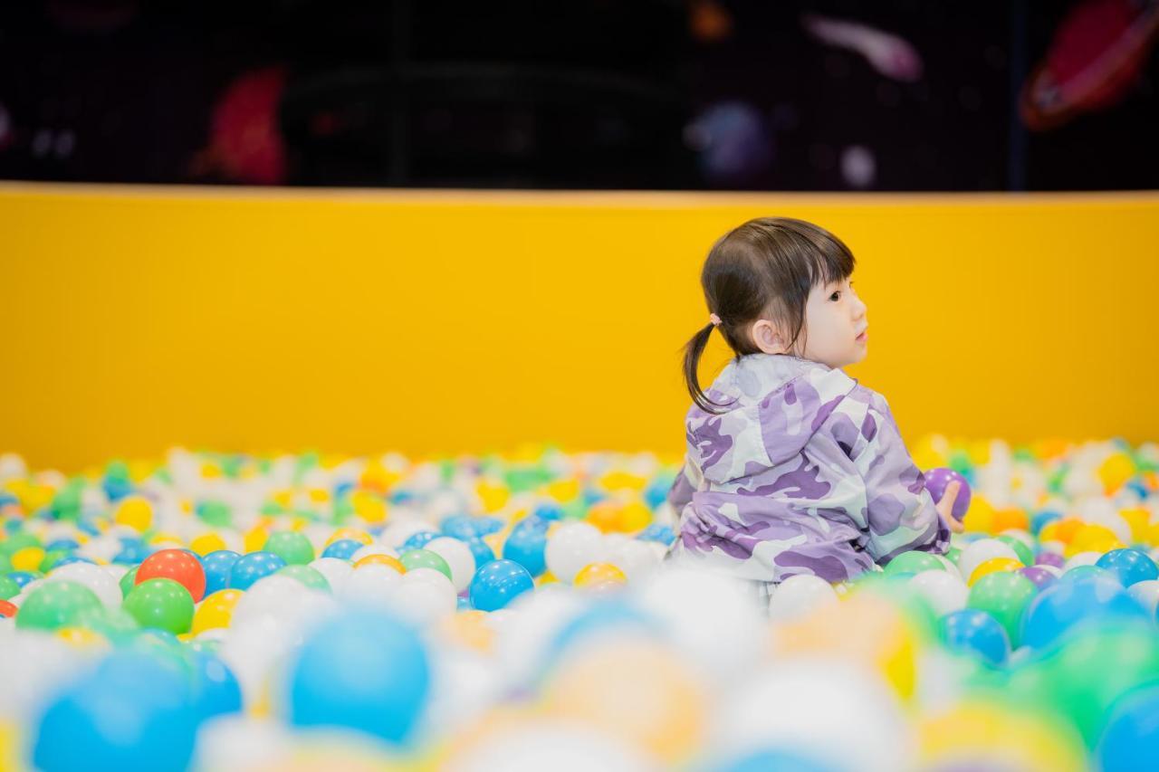 Studio City Hotel Μακάο Εξωτερικό φωτογραφία A child playing in a ball pit