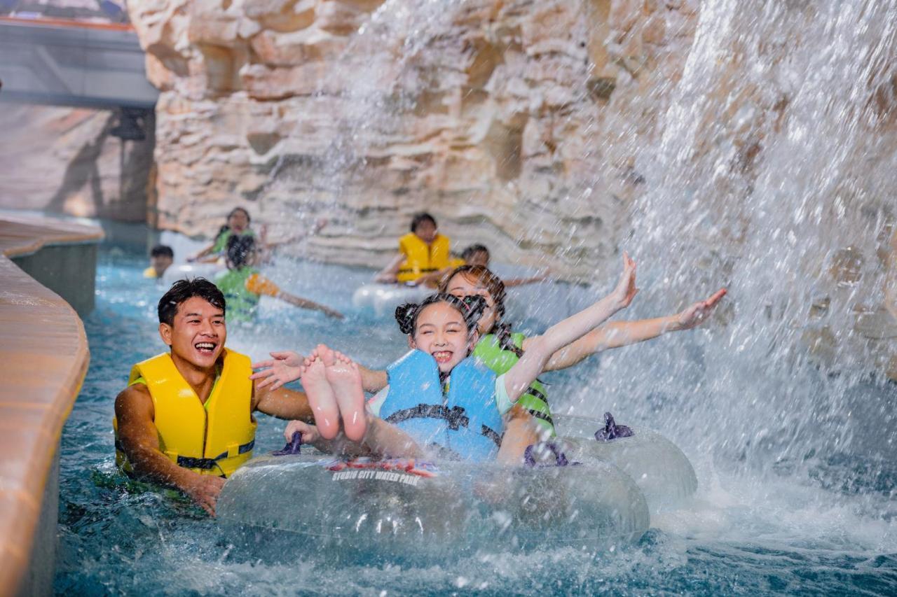 Studio City Hotel Μακάο Εξωτερικό φωτογραφία Visitors enjoy the water park at the Atlantis Paradise Island resort.